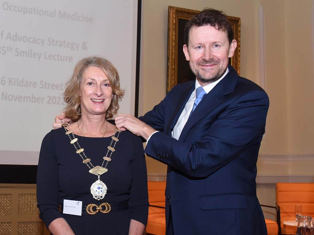 Handing over of the chain to recognise the new Faculty Dean